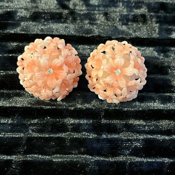 Vintage Pink Acrylic Bushel Of Daisies Austrian Crystals Screw Back Earrings - Picture 1 of 8